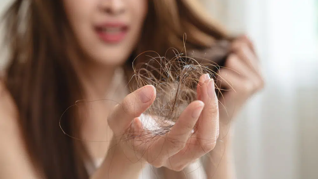 5 Cara Efektif Mengatasi Rambut Rontok Berlebih Akibat Perubahan Hormon Wanita